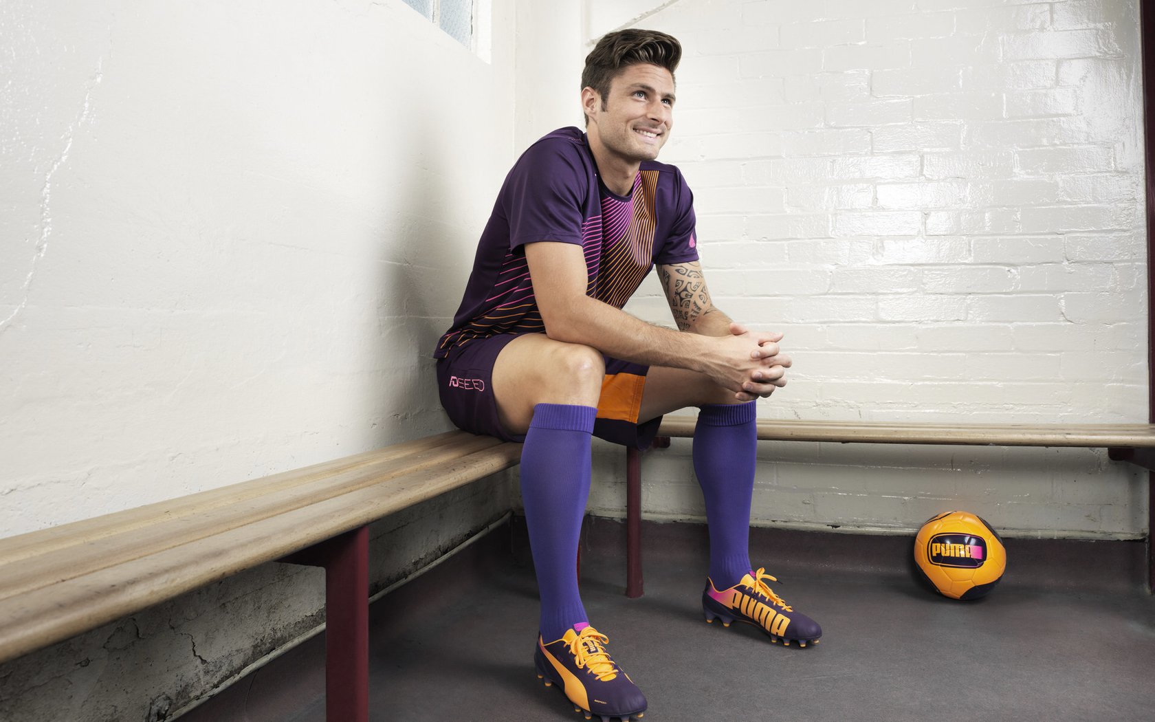 足球装备科技革新，提升运动员表现新突破，专业足球装备